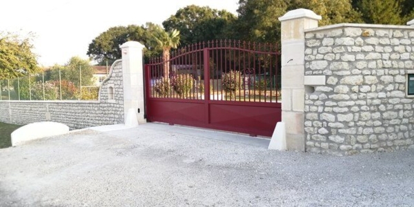 Pose d’un portail coulissant en aluminium à Archiac, modèle KETMIE, Collection TRADITION
Portail aluminium avec pointe de diamant en soubassement et barreaux cannelés
