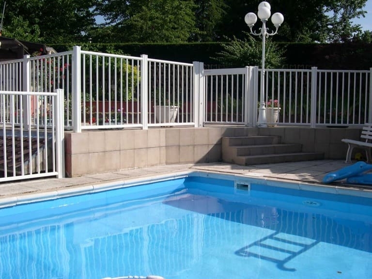 Barrière piscine aluminium Les Portaliers SAINT GERMAIN DE LUSIGNAN