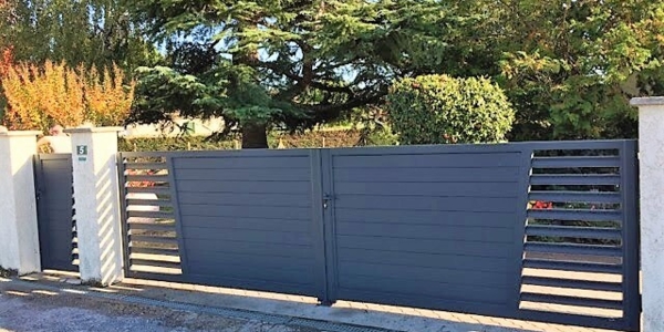 Pose d’un portail battant aluminium avec portillon à Saint Martial De Vitaterne, modèle ALGA 2, Collection REVELATION.

Portail battant avec barreaudage et lames jointives, version manuelle.