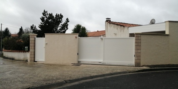 Installation d’un portail coulissant télescopique et d’un portillon à Jonzac, modèle MAHE, Collection CONTEMPORAIN.

Portail coulissant sur rail, 2 vantaux télescopiques.