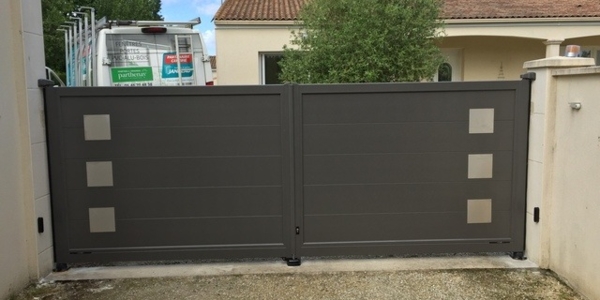 Installation portail battant à Gemozac, modèle KERO 1, Collection DECORS INOX.

Portail réalisé avec décors inox carré et lames larges, portail battant ouverture motorisée.