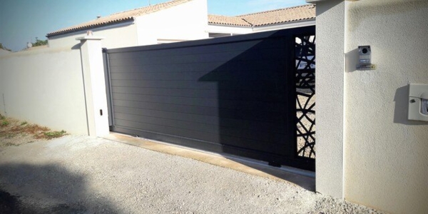Installation d’un portail coulissant aluminium avec motif en découpe laser à Gemozac, modèle OZ motif Courbes, Collection LAZER.
Modèle de portail avec lames horizontales et motif laser en format vertical